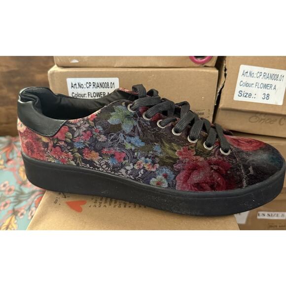 Shoecolate Women’s Floral Suede Sneakers New With Box Unique Fast Shipping Sz 5 - Picture 1 of 5